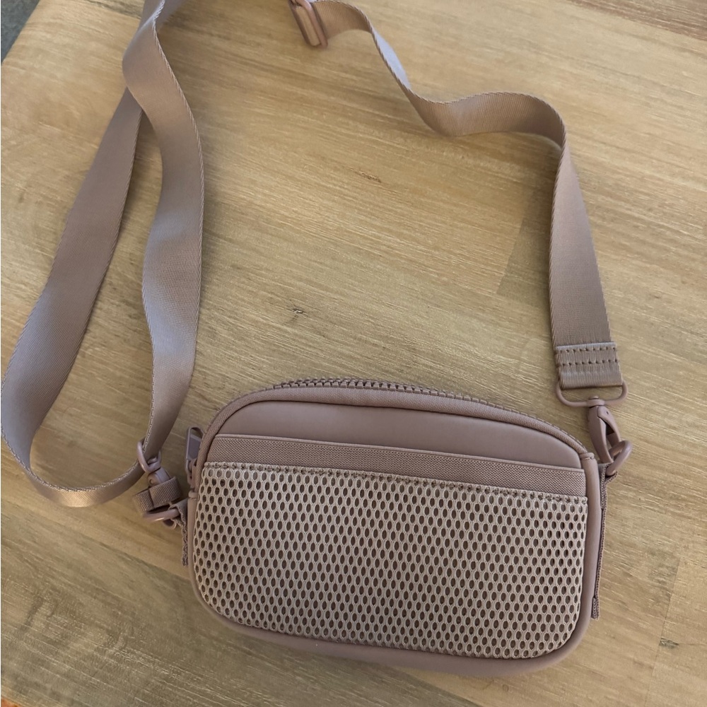 QUINCE All Day Neoprene Sling Bag